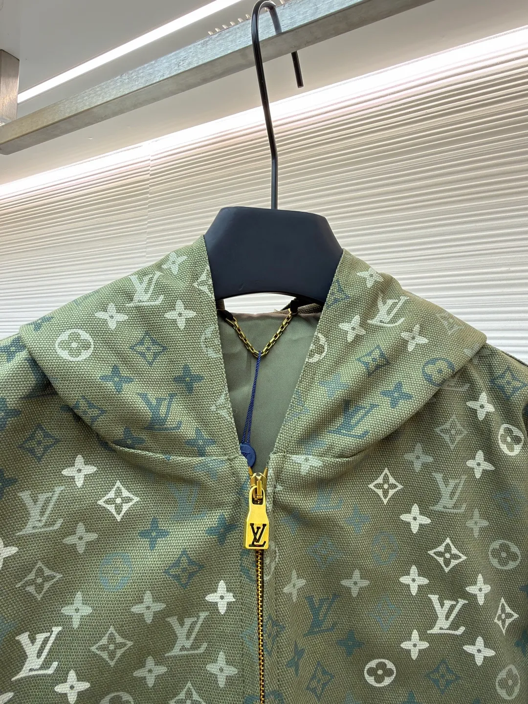 LOUIS VUITTON canvas hooded tunic jacket ●Original version: purchased and developed by 44974 ●Item number: 1682150-B75 ●Fabric: canvas fabric ●Technology: printing production ●Color: green ●Version: fitted version ●Weight: about 1025 grams ●Size: S-M-L-XL ●Description: This hooded zipper jacket is made of high-density twill blended fabric. It has been washed and aged to give the fabric a retro-aged matte texture and a soft and drapey wearing experience. The classic presbyopia pattern printed all over the surface is presented through digital direct inkjet printing. The pattern has high precision and the color blends naturally with the fabric and is not easy to fall off and crack. The body is cut into a loose-fitting drop-shoulder version, and the shoulder splicing uses a flat car double-line seam process to route the lines. It is neat and improves shoulder support. The zipper adopts a custom-made metal molded zipper with smooth and wear-resistant teeth, which harmoniously echoes the color of the body. The hem and cuffs are made of high-elastic ribbing, which is pre-shrunk to prevent deformation. The inside of the hood is double-layered, making the shape of the hat stiff and not easy to collapse. The overall turning process adopts 0.8cm dense copy line technology, and every inch of stitching is even and fine. Every detail shows exquisite clothing technology and quality control. The overall wiring is straight and delicate, the fabric is comfortable and soft, and the color is consistent without color difference. It can be matched with the same style to create a fashionable look and control various occasions. Customized accessories, complete with three standards, same style for men and women!